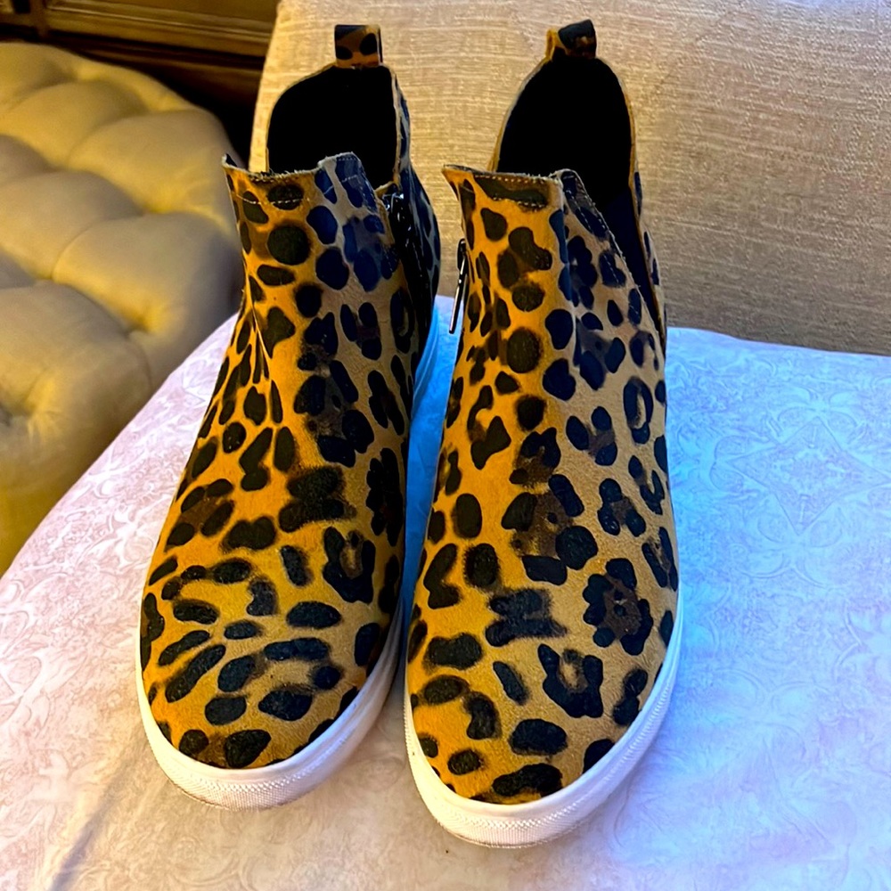 Black and brown animal pint water proof sneaker.size 11